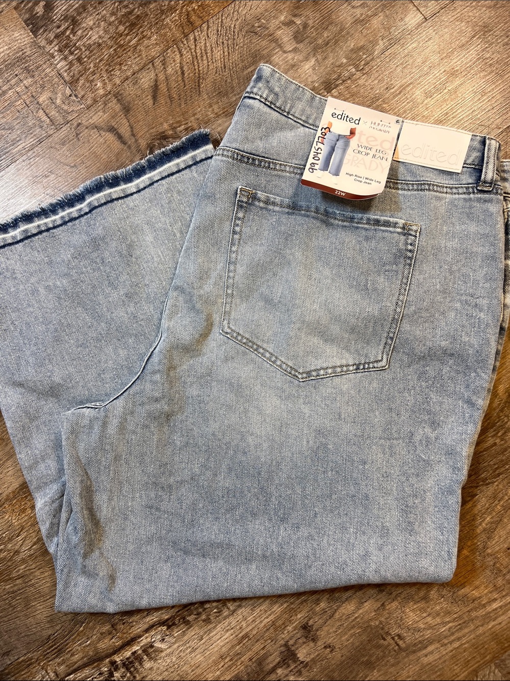 Edikted Light Blue Relaxed woMen’s Jeans with Raw Hem